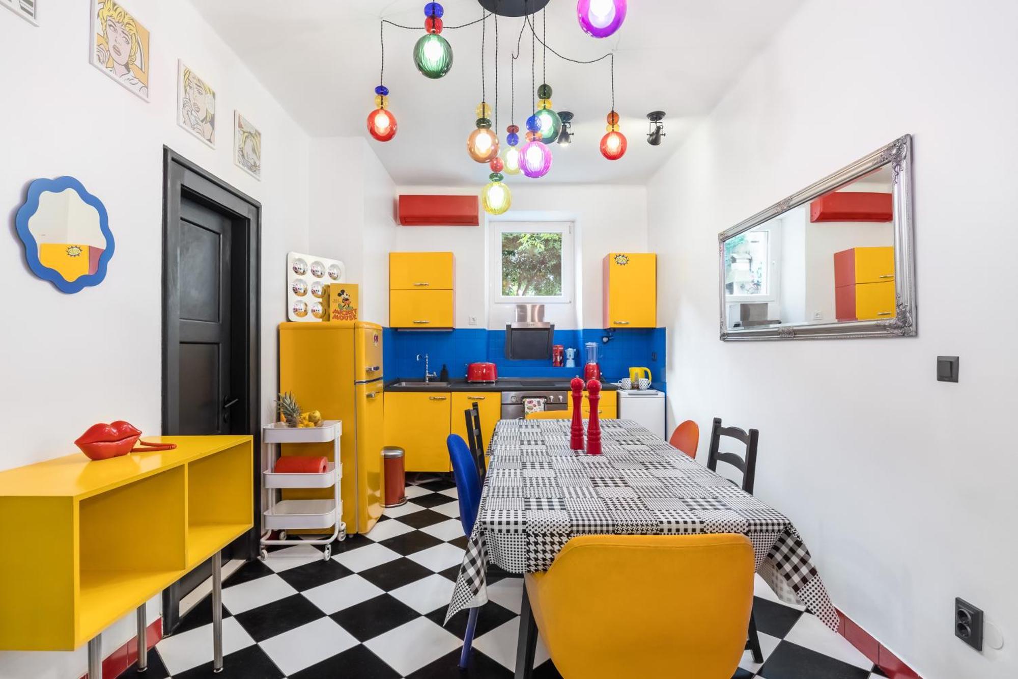 Charming Funky In Center Of Apartman