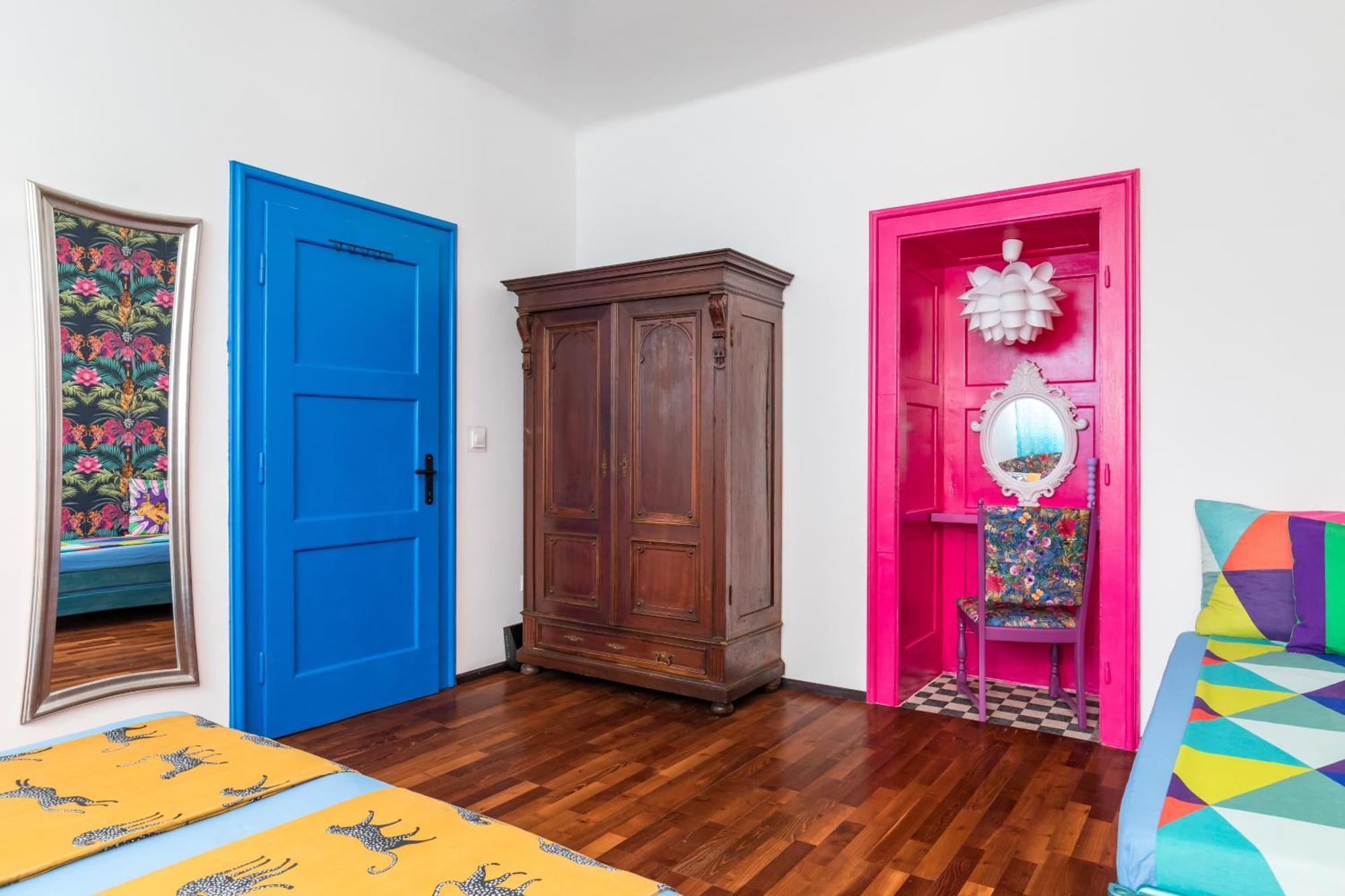 Charming Funky In Center Of Split